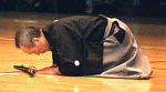 Sensei effectuant le salut au sabre