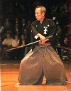 Sensei en tenue de pratique